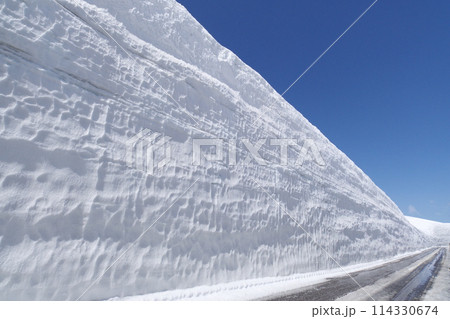 雪の大谷  立山黒部アルペンルート  114330674