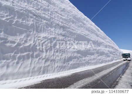 雪の大谷  立山黒部アルペンルート  114330677