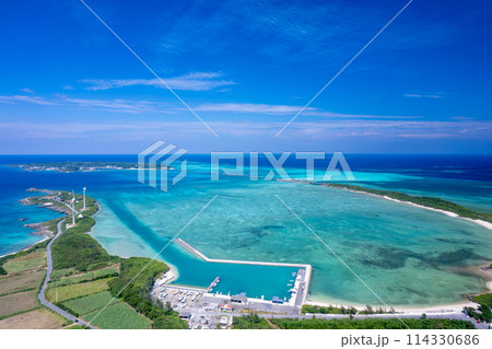 【沖縄・宮古島】狩俣漁港上空から池間島、池間大橋、青い海をドローンで撮影③ 114330686