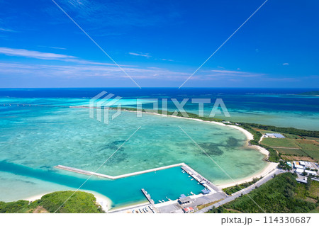 【沖縄・宮古島】狩俣漁港上空から池間島、池間大橋、青い海をドローンで撮影④ 114330687