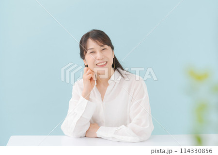 頬杖をついて微笑む女性 頬杖をついて微笑む女性 114330856