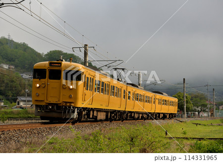 伯備線を走る115系普通電車3両 114331965