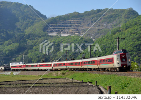 伯備線を走る381系L特急やくも1号 114332046