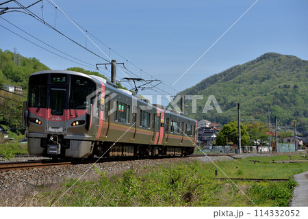 伯備線を走る227系普通電車2両 114332052