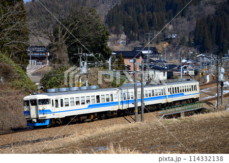 旧北陸本線を走る475系普通電車3両 旧北陸本線を走る475系普通電車3両 114332138