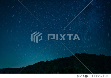 北極星を中心に回る夜空の星々 114332196