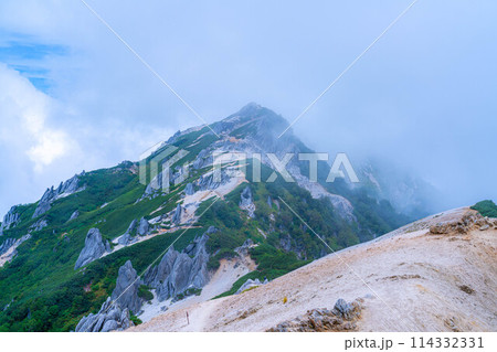 【登山素材】夏の燕岳の稜線と湧き上がる雲【長野県】 【登山素材】夏の燕岳の稜線と湧き上がる雲【長野県】 114332331