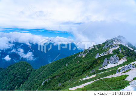 【登山素材】夏の燕岳の稜線と湧き上がる雲【長野県】 114332337
