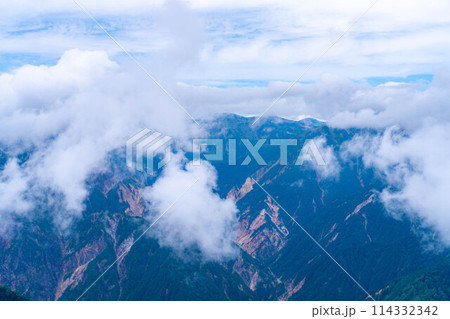 【登山素材】夏の燕岳の稜線と湧き上がる雲【長野県】 【登山素材】夏の燕岳の稜線と湧き上がる雲【長野県】 114332342