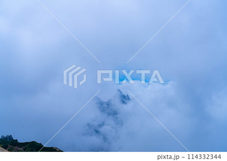 【登山素材】夏の燕岳の稜線と湧き上がる雲【長野県】 【登山素材】夏の燕岳の稜線と湧き上がる雲【長野県】 114332344