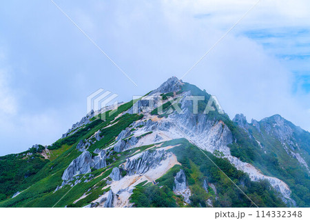 【登山素材】夏の燕岳の稜線と湧き上がる雲【長野県】 114332348