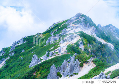 【登山素材】夏の燕岳の稜線と湧き上がる雲【長野県】 114332349