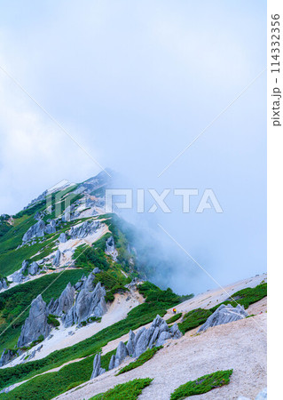 【登山素材】夏の燕岳の稜線と湧き上がる雲【長野県】 【登山素材】夏の燕岳の稜線と湧き上がる雲【長野県】 114332356