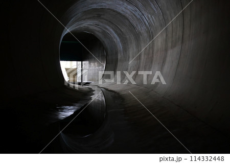 洪水対策用の放水路 　トンネル 114332448