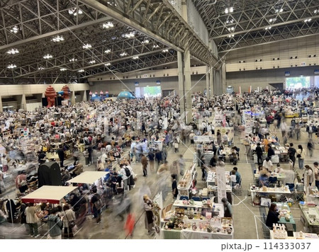 沢山の人が集まるフリーマーケット 114333037