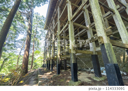 新緑の室生寺 奥之院 懸造の位牌堂 新緑の室生寺 奥之院 懸造の位牌堂 114333091