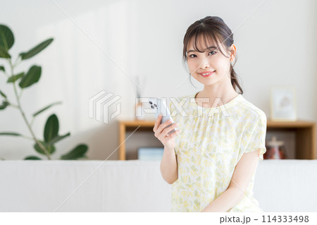 スマホを操作する女性。 スマホを操作する女性。 114333498