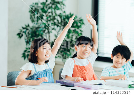 学習塾で勉強する小学生。 114333514