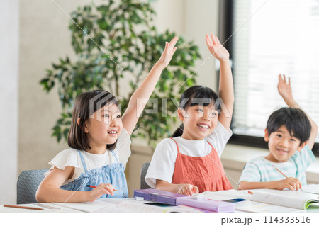 学習塾で勉強する小学生。 114333516