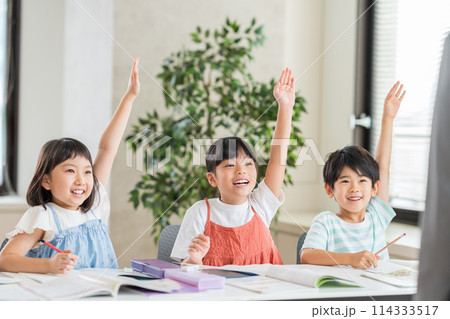 学習塾で勉強する小学生。 114333517