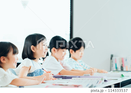 学習塾で勉強する小学生。 学習塾で勉強する小学生。 114333537
