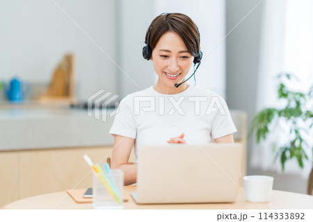 リビングでテレワークをするミドル女性。 114333892