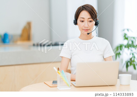 リビングでテレワークをするミドル女性。 114333893