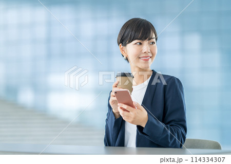 スマホを操作する若い女性。 114334307