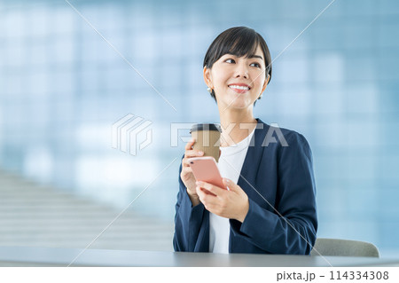 スマホを操作する若い女性。 スマホを操作する若い女性。 114334308