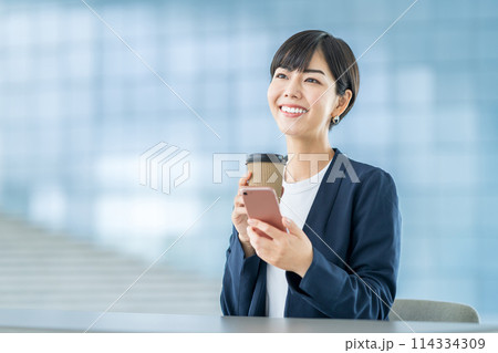 スマホを操作する若い女性。 スマホを操作する若い女性。 114334309