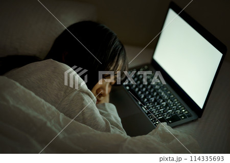 ベッドで自分時間を過ごす若い女性 114335693