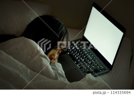ベッドで自分時間を過ごす若い女性 ベッドで自分時間を過ごす若い女性 114335694