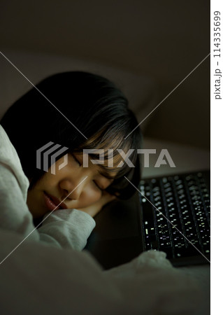 ベッドで自分時間を過ごす若い女性 ベッドで自分時間を過ごす若い女性 114335699