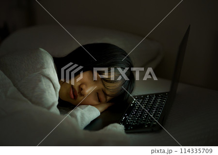 ベッドで自分時間を過ごす若い女性 ベッドで自分時間を過ごす若い女性 114335709