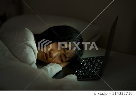 ベッドで自分時間を過ごす若い女性 ベッドで自分時間を過ごす若い女性 114335710