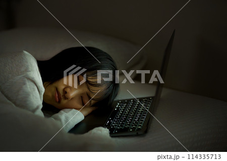 ベッドで自分時間を過ごす若い女性 ベッドで自分時間を過ごす若い女性 114335713