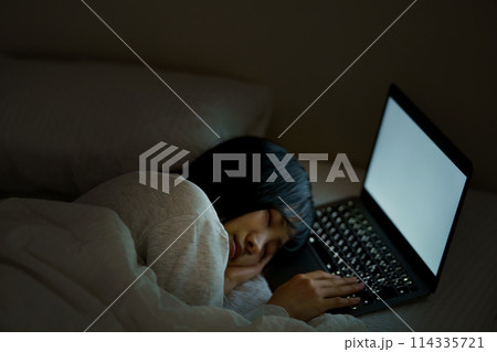 ベッドで自分時間を過ごす若い女性 ベッドで自分時間を過ごす若い女性 114335721