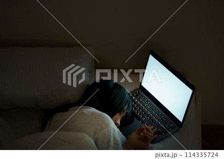 ベッドで自分時間を過ごす若い女性 ベッドで自分時間を過ごす若い女性 114335724