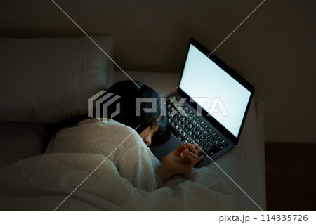 ベッドで自分時間を過ごす若い女性 114335726