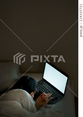 ベッドで自分時間を過ごす若い女性 114335731