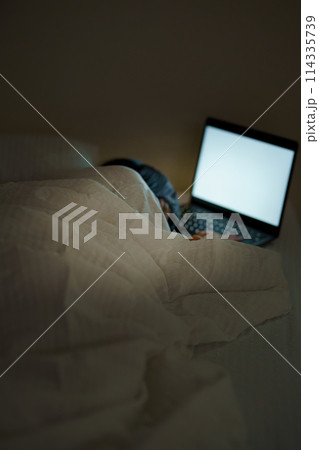 ベッドで自分時間を過ごす若い女性 114335739