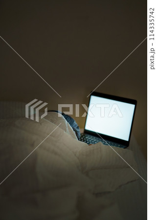 ベッドで自分時間を過ごす若い女性 114335742