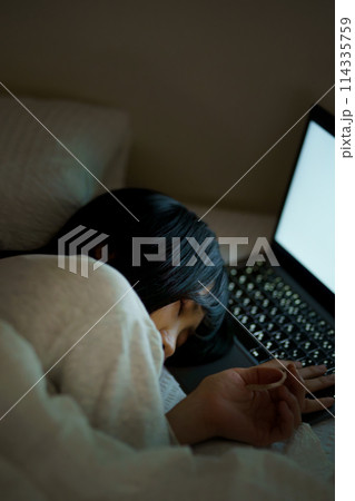 ベッドで自分時間を過ごす若い女性 ベッドで自分時間を過ごす若い女性 114335759