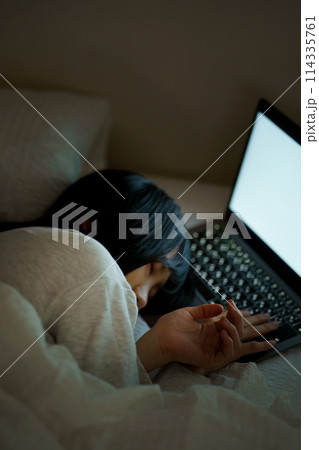 ベッドで自分時間を過ごす若い女性 ベッドで自分時間を過ごす若い女性 114335761