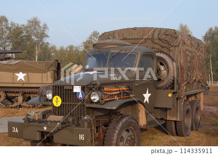 アメリカ軍2.5tカーゴトラック 114335911