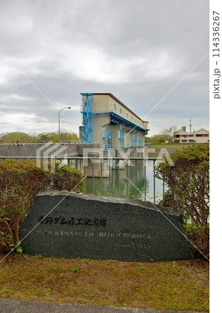 千丈寺湖を堰き止める青野ダム竣工記念碑 千丈寺湖を堰き止める青野ダム竣工記念碑 114336267