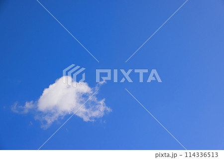 雲のある青空 (背景素材） 114336513