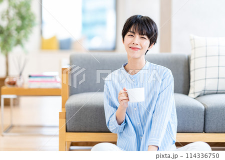 リビングでくつろぐ女性。 リビングでくつろぐ女性。 114336750