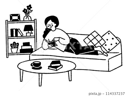 楽な姿勢で本を読んでいる女性_2 114337237