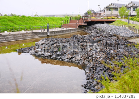 京都　宇治　宇治川太閤堤跡（お茶と宇治のまち歴史公園付近）（晩春） 114337285